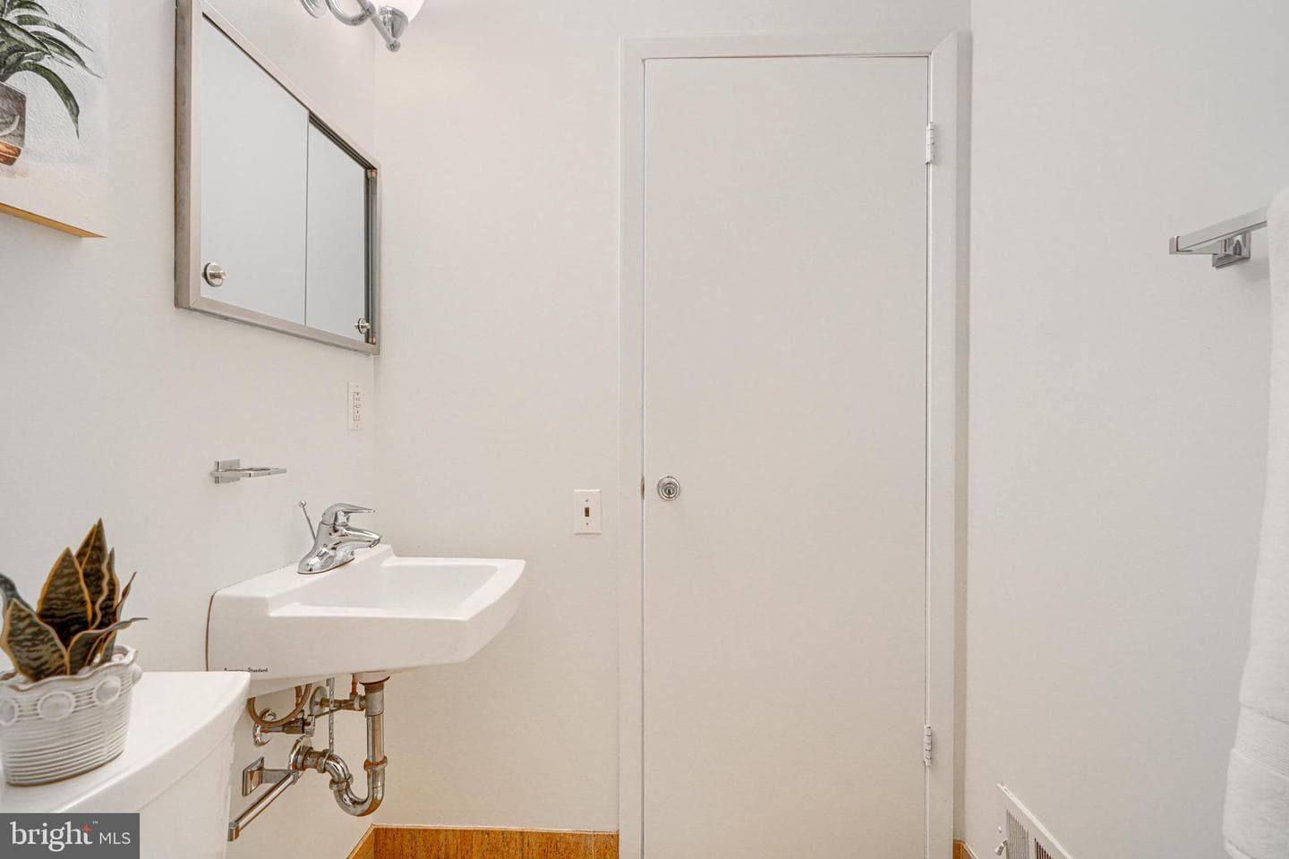 211 Bolton Place photo 44