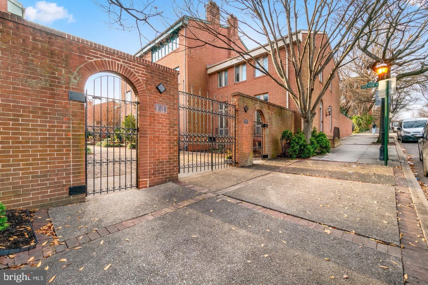 211 Bolton Place photo 8