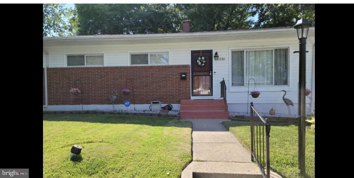 6230 Laurelton Avenue photo 1