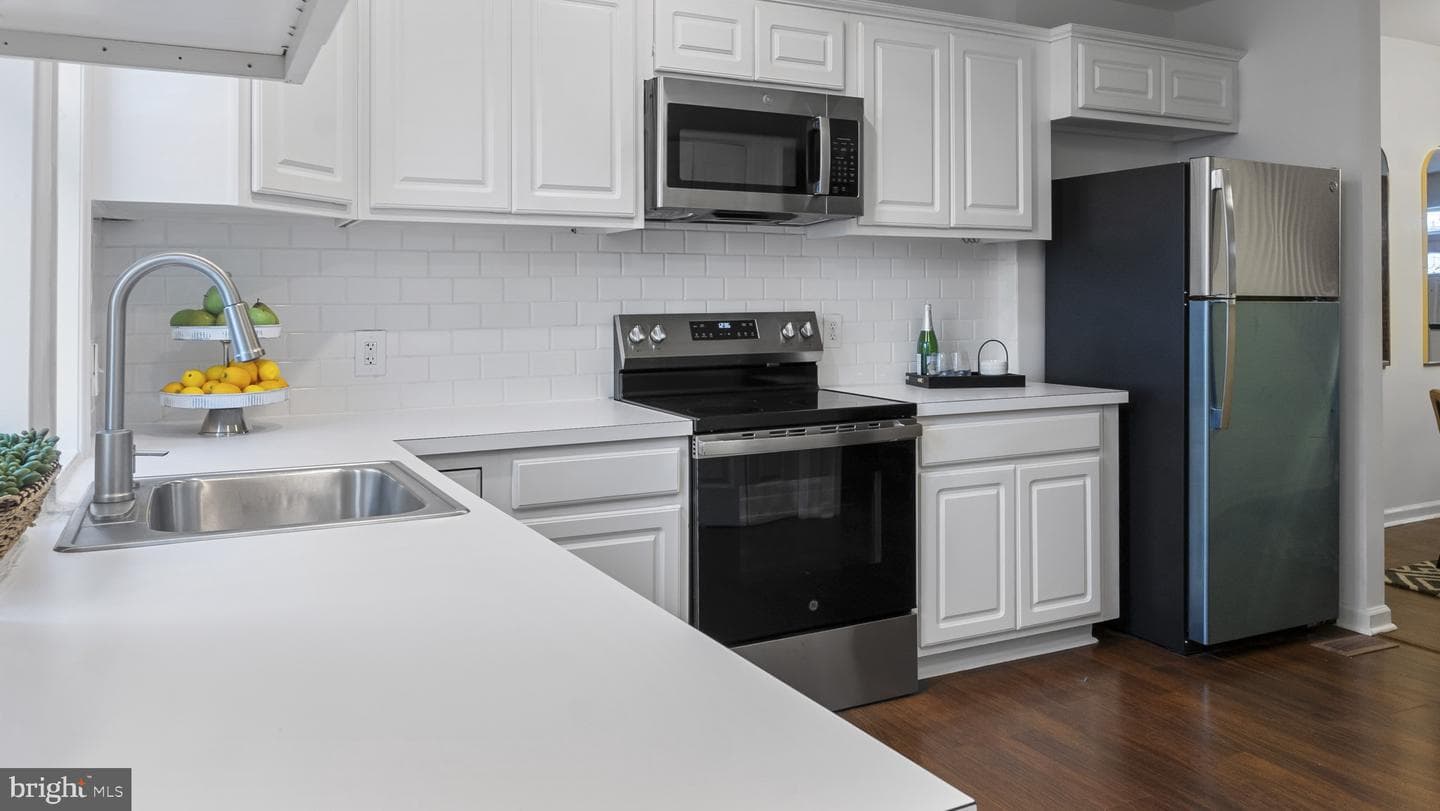 520 W 27th Street W photo 11