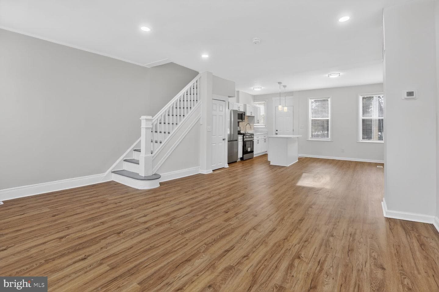 2727 Baker Street photo 8