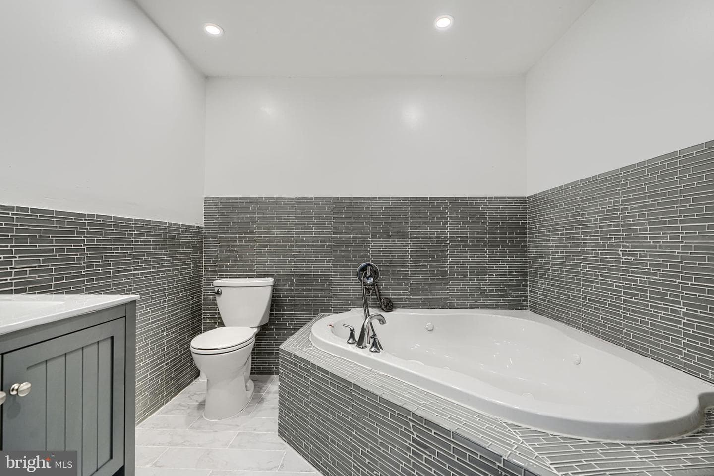 703 George Street photo 23
