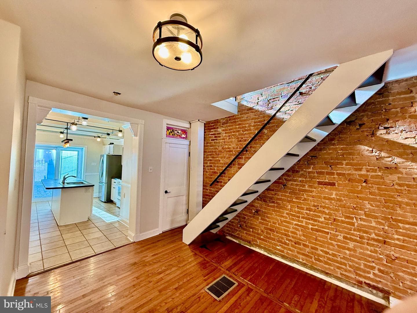 2529 Fleet Street photo 4