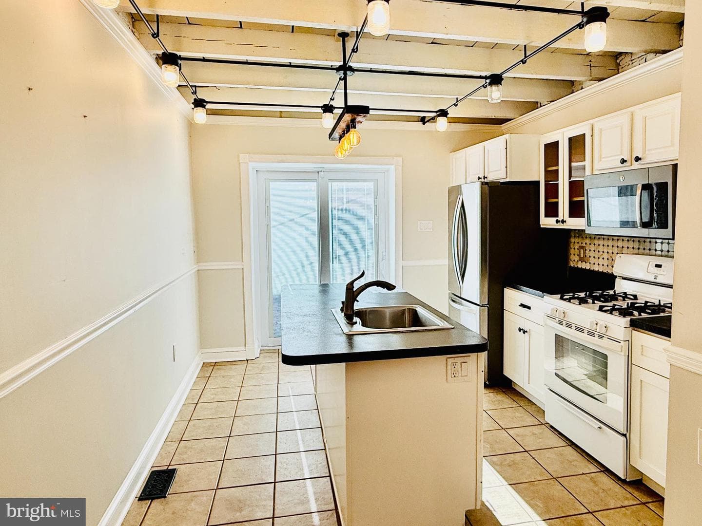 2529 Fleet Street photo 8