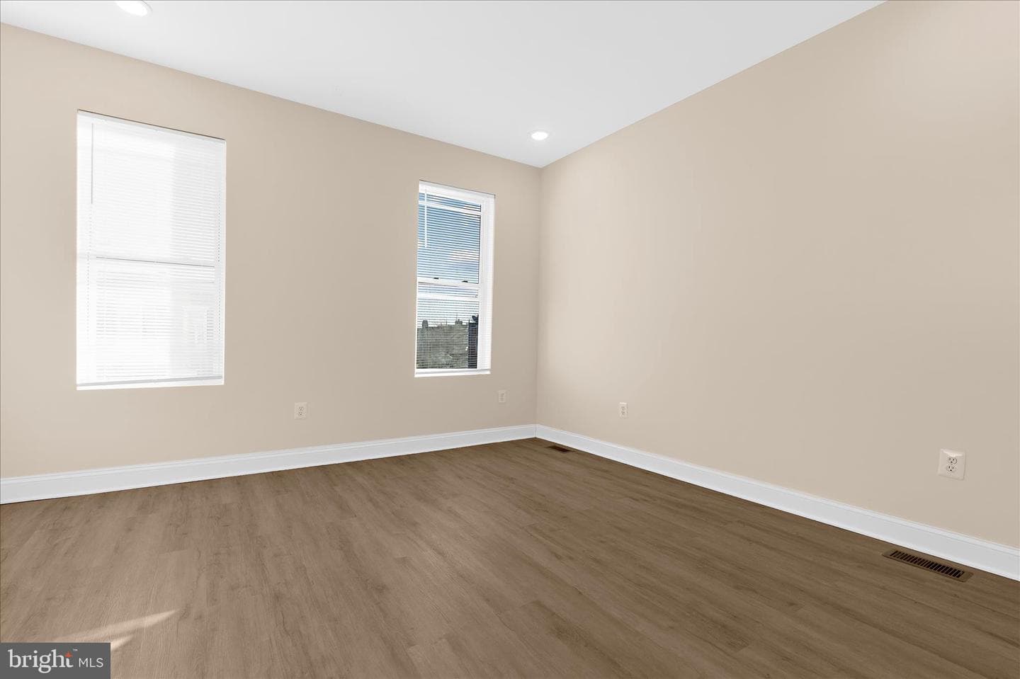 1402 N Montford Avenue photo 16