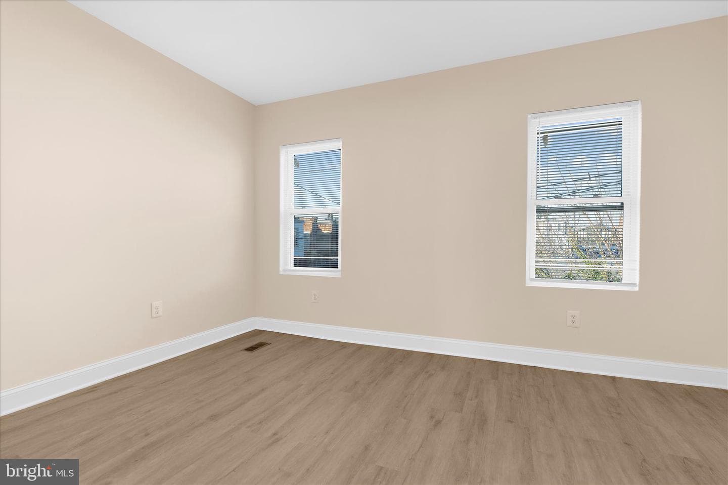 1402 N Montford Avenue photo 24