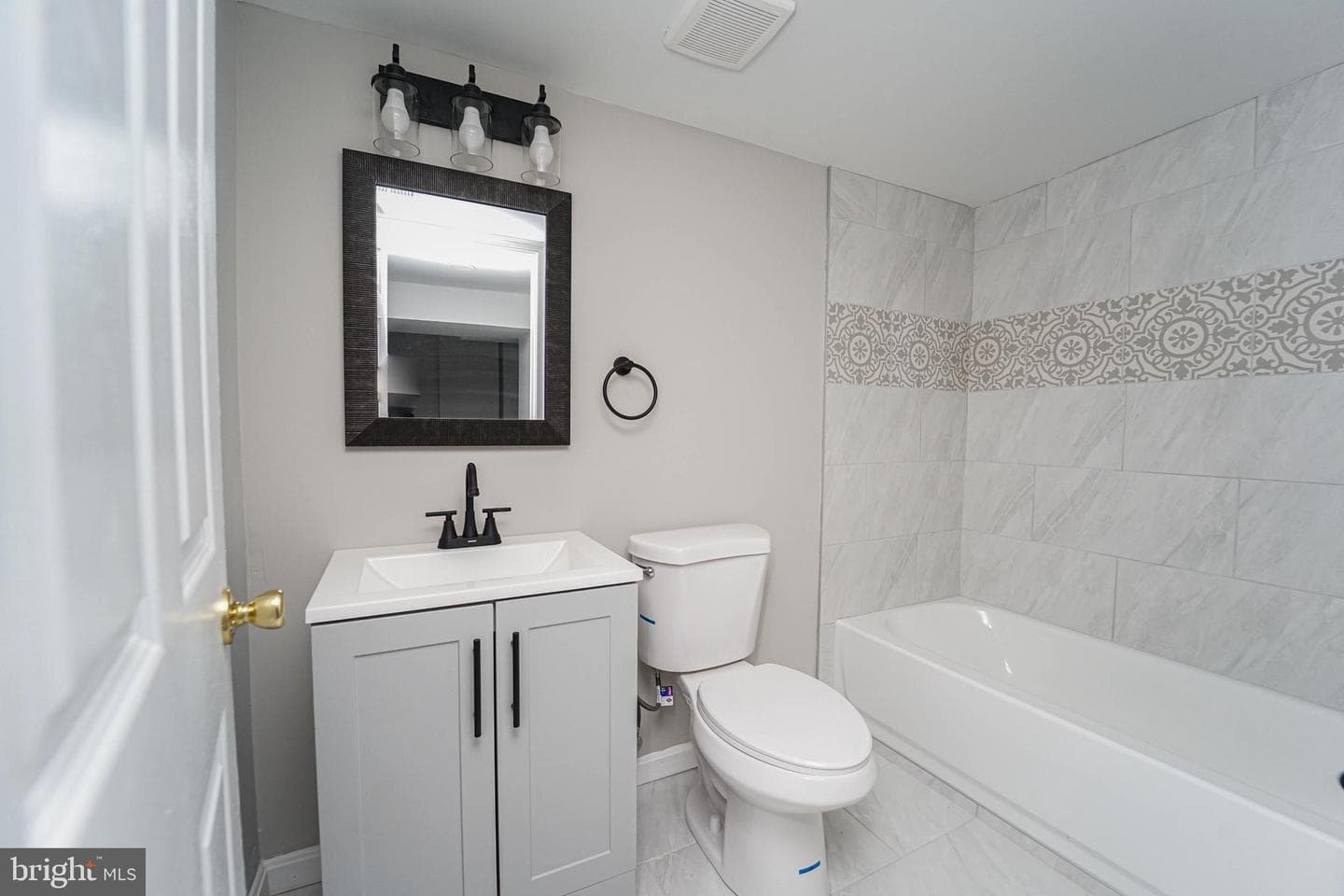 2829 Baker Street photo 24