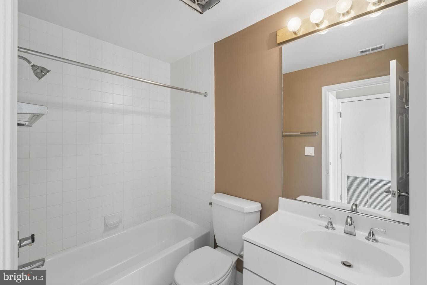 100 Harborview Drive #814 photo 23