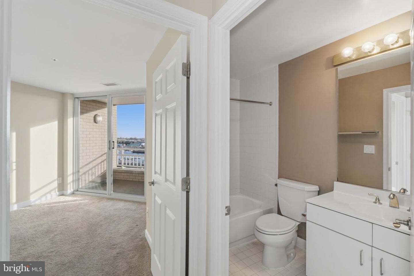 100 Harborview Drive #814 photo 24