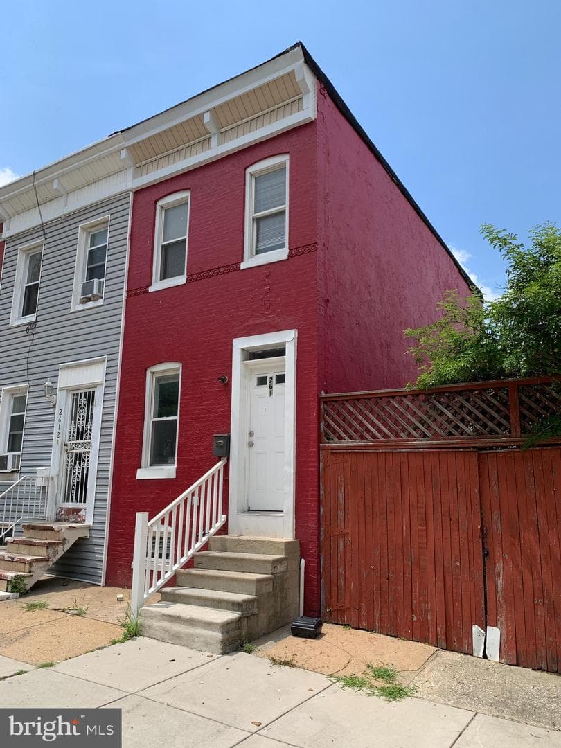 2610 E Lehman Street photo 1