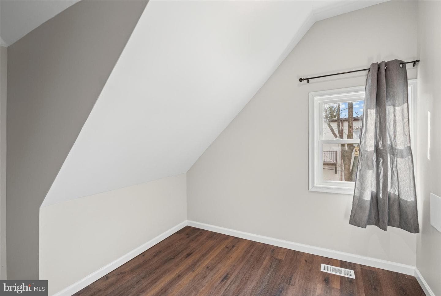 2101 Elsinore Avenue photo 27