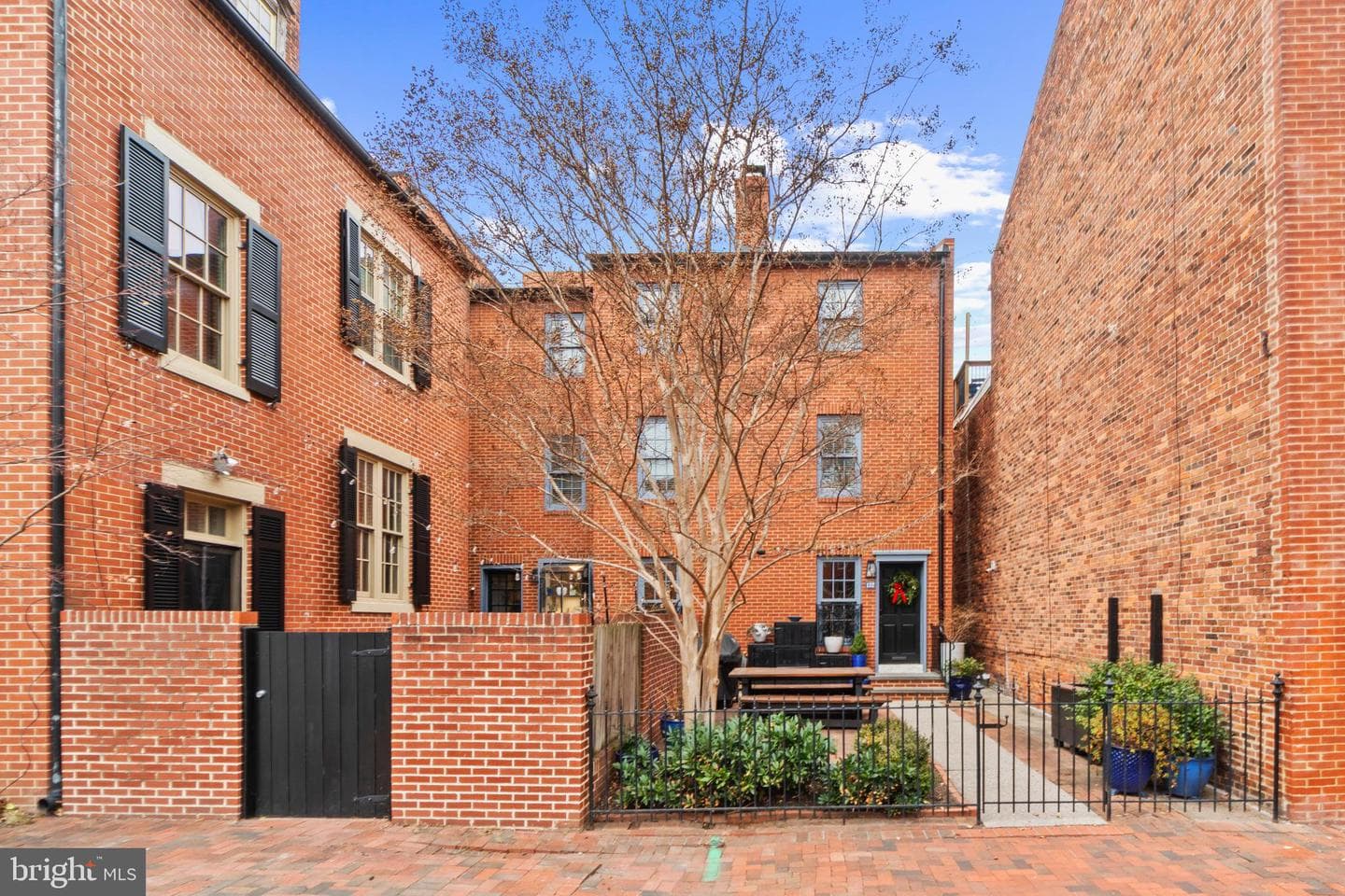 132 W Lee Street photo 1