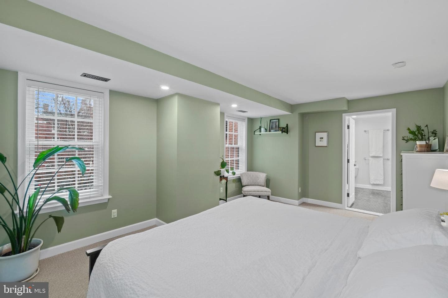 132 W Lee Street photo 16