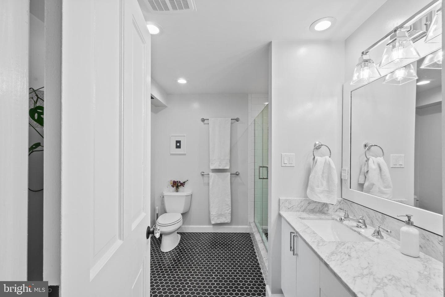132 W Lee Street photo 18