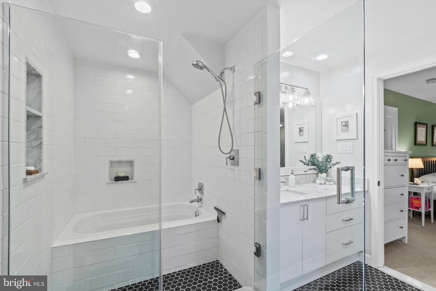 132 W Lee Street photo 19