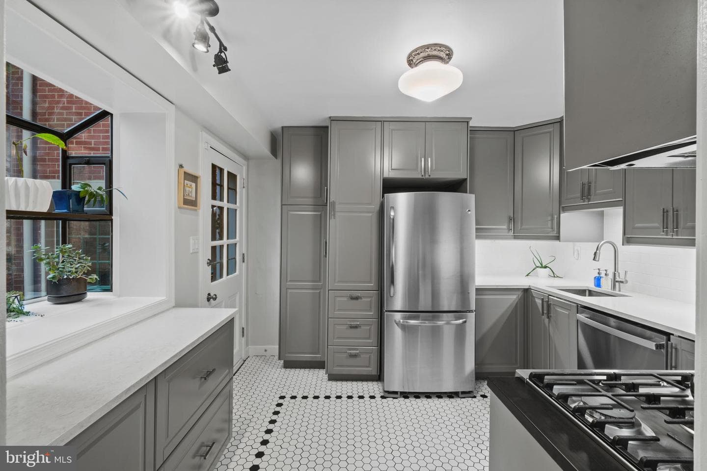 132 W Lee Street photo 8