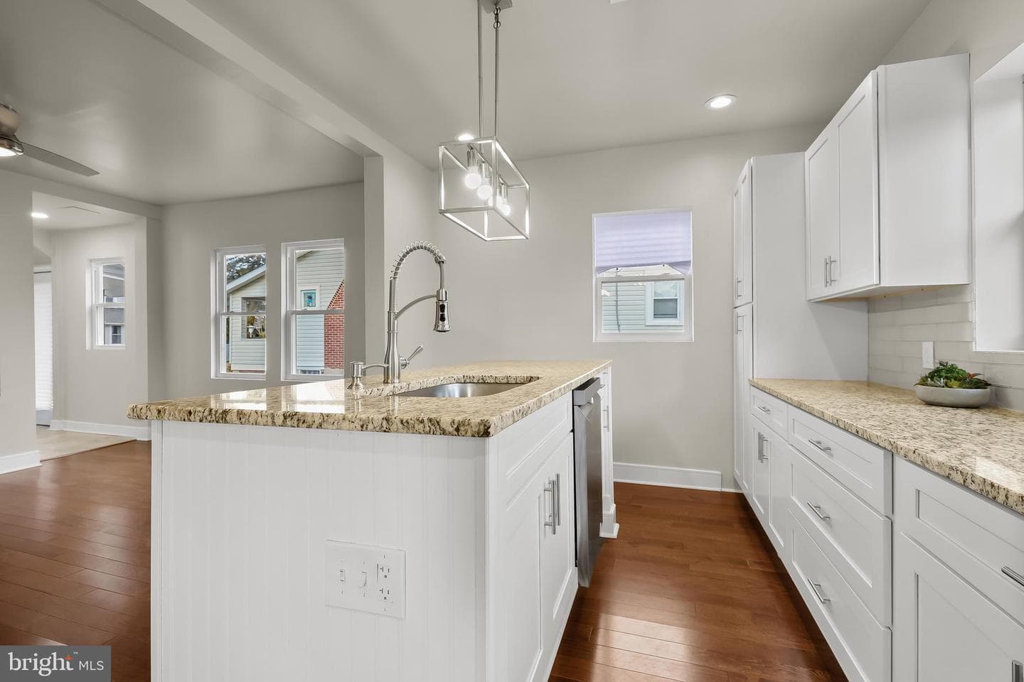 5403 Hamlet Avenue photo 8