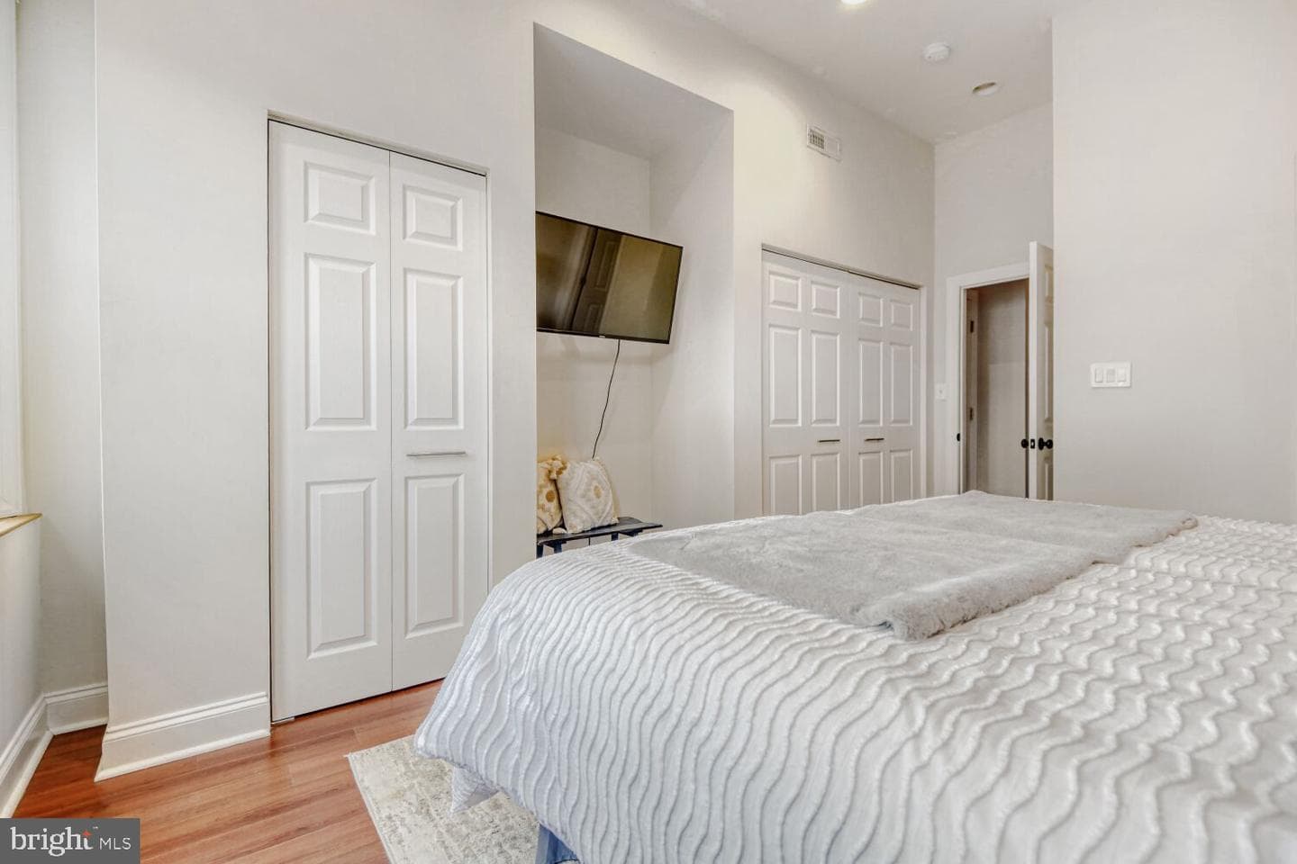 4126 Falls Road photo 16