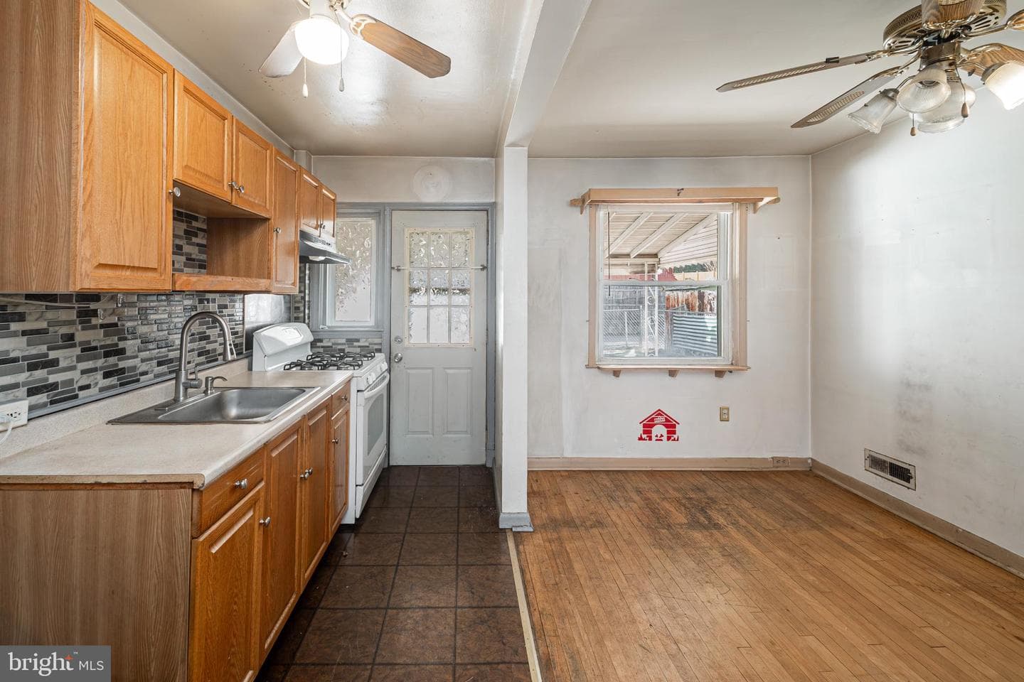 1217 Anglesea Street photo 7