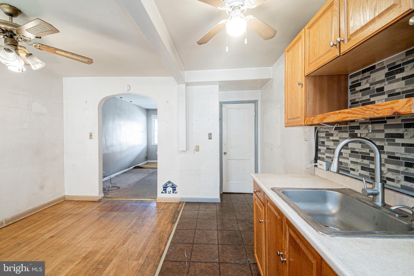 1217 Anglesea Street photo 9