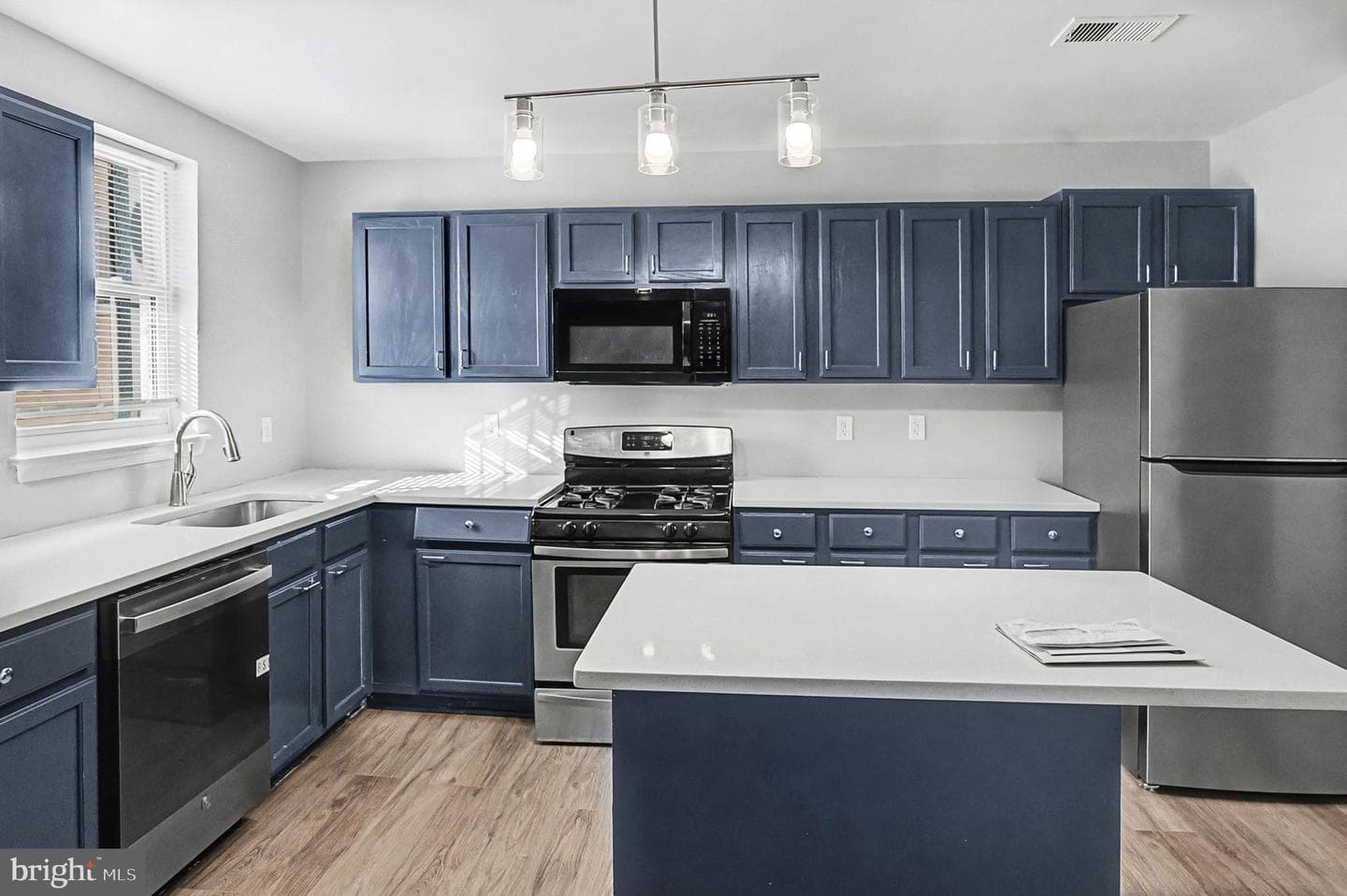 1032 N Broadway photo 3