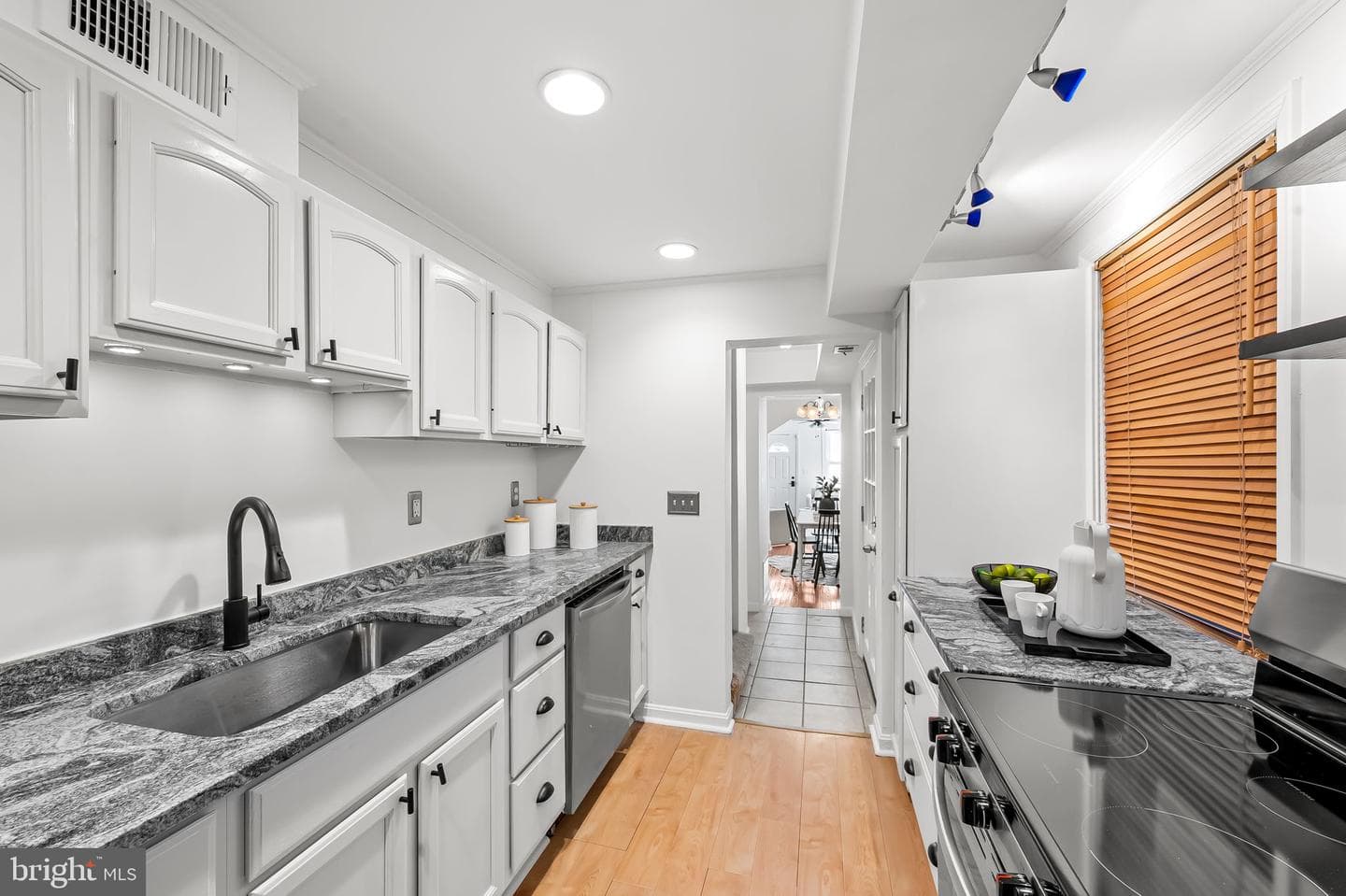 2234 Fleet Street photo 7