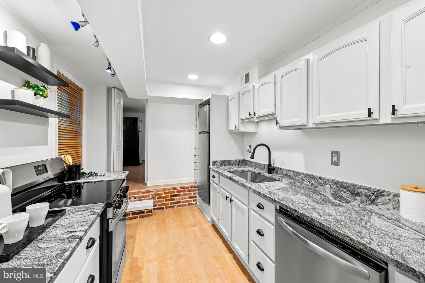 2234 Fleet Street photo 8