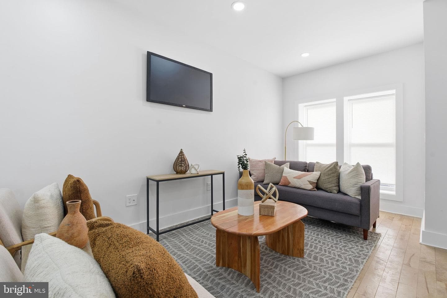 1742 E Oliver Street photo 3