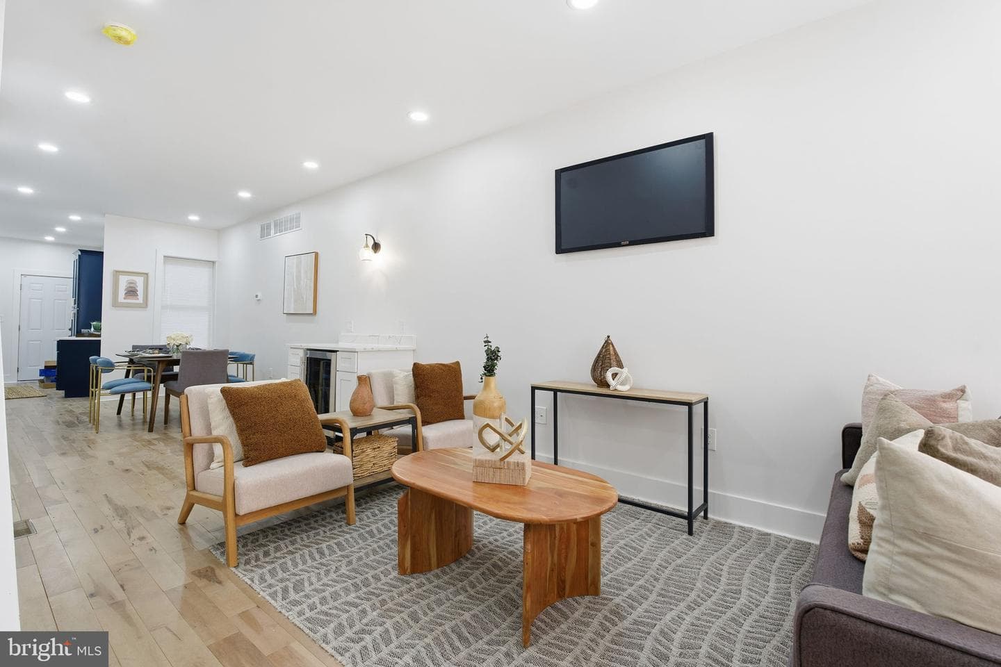 1742 E Oliver Street photo 4