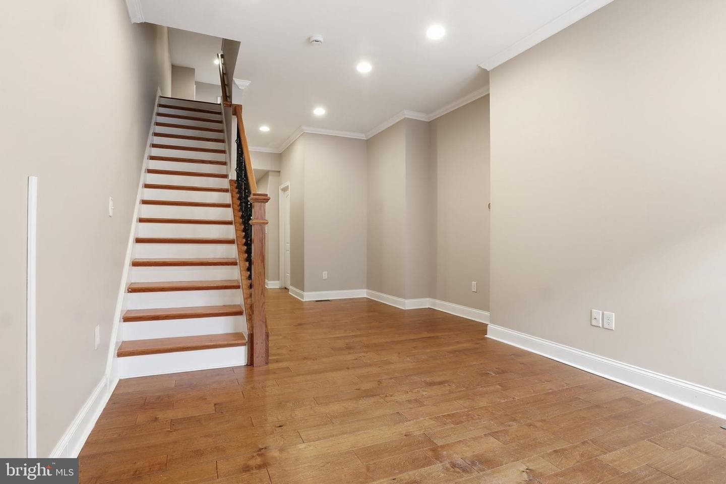 1032 W Fayette Street photo 4