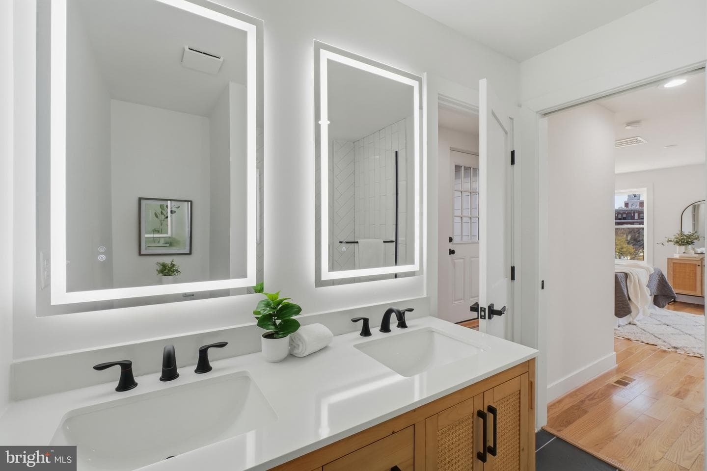3921 Roland Avenue photo 9