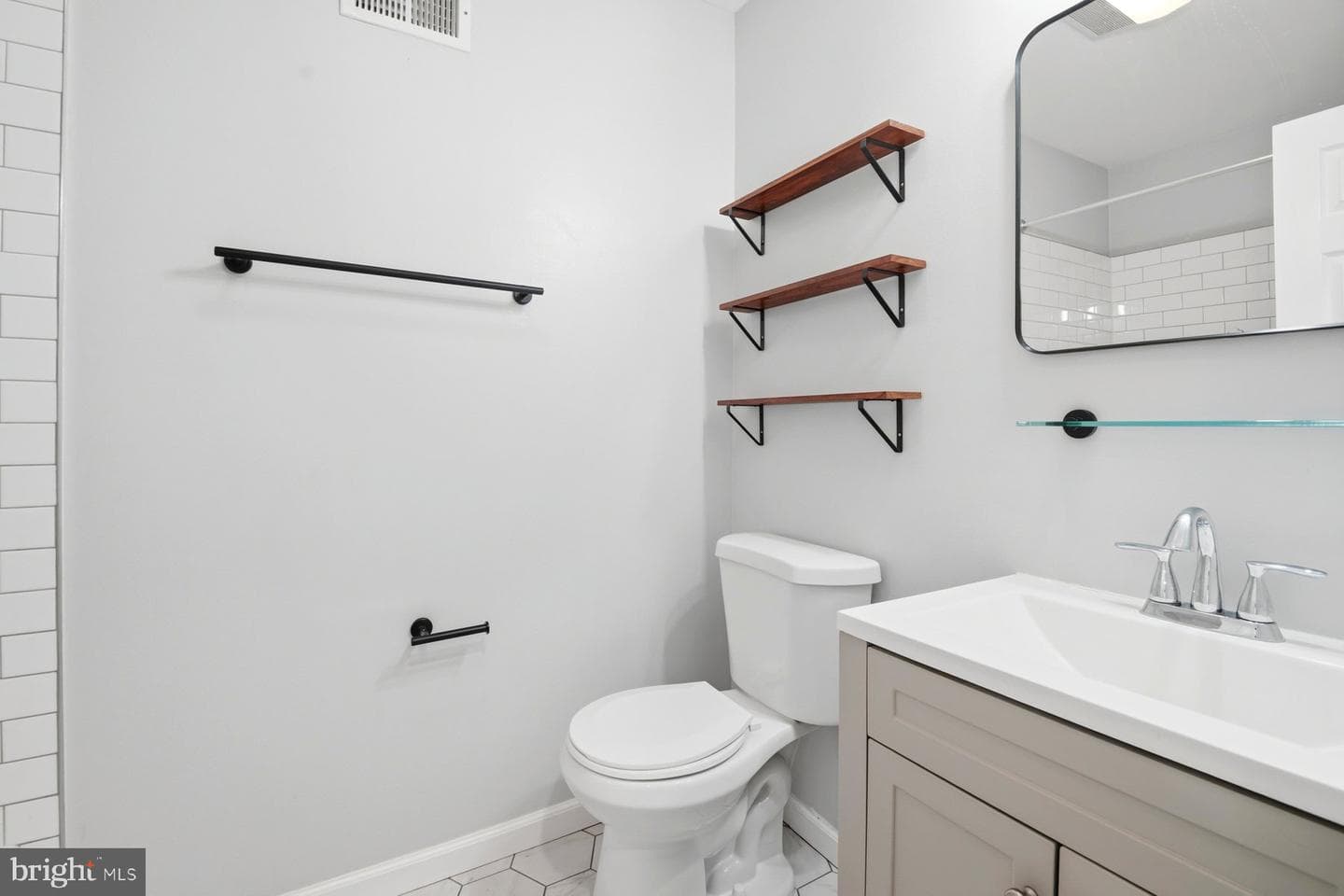 2510 Fleet Street photo 28