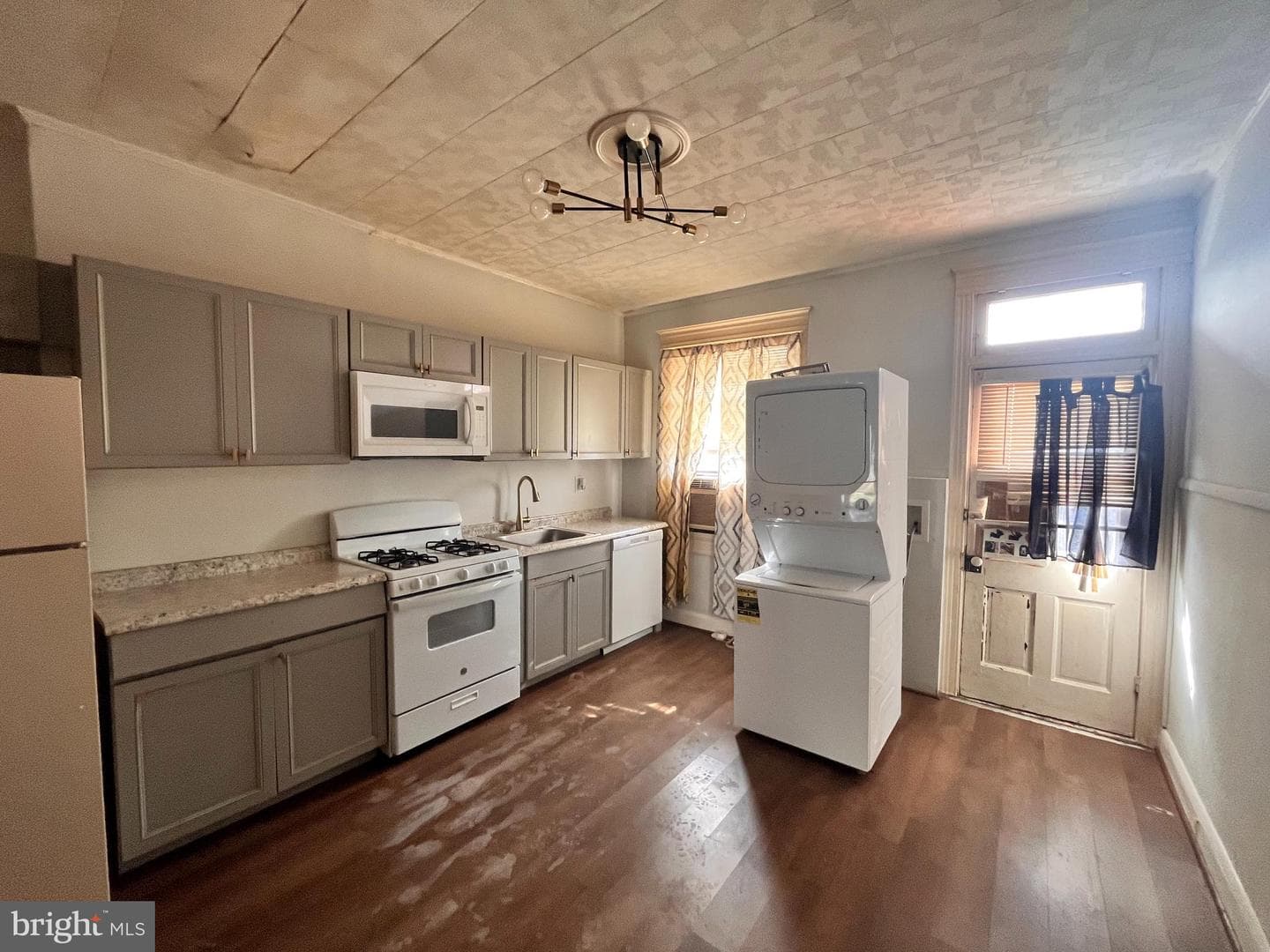 2541 Christian Street photo 5