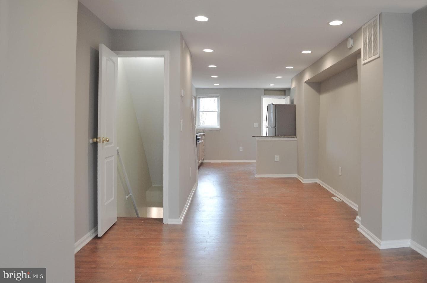 1145 W Cross Street photo 4