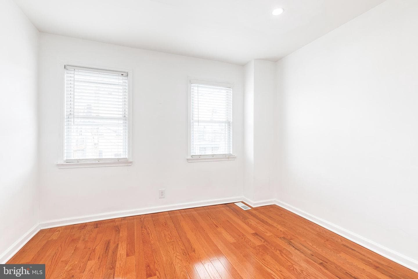 112 N Decker Avenue photo 20