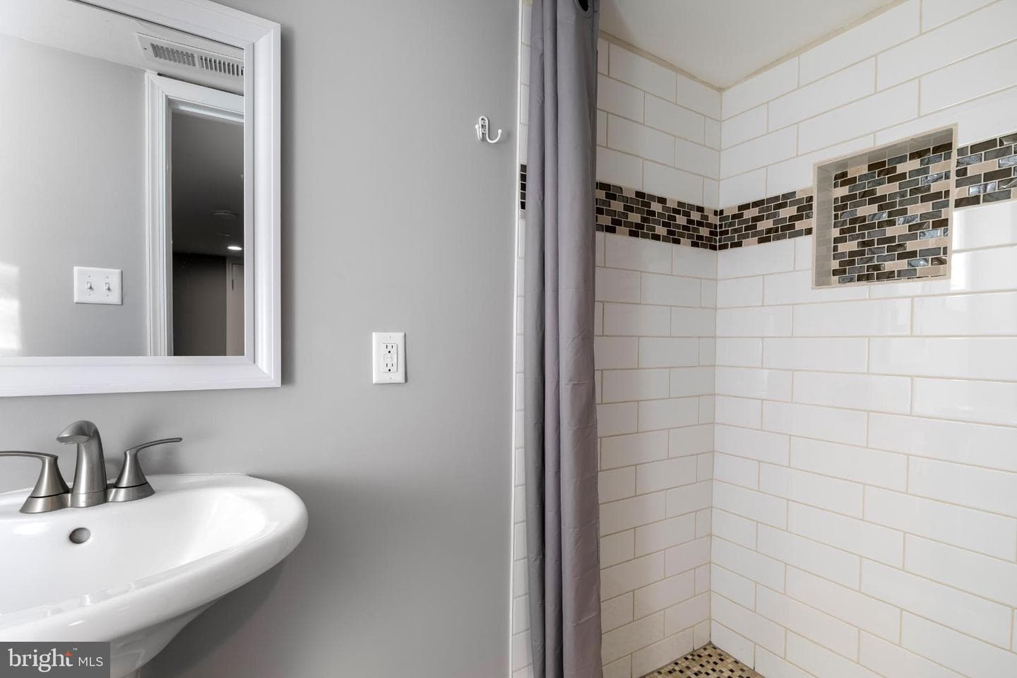 1002 W 43rd Street photo 17