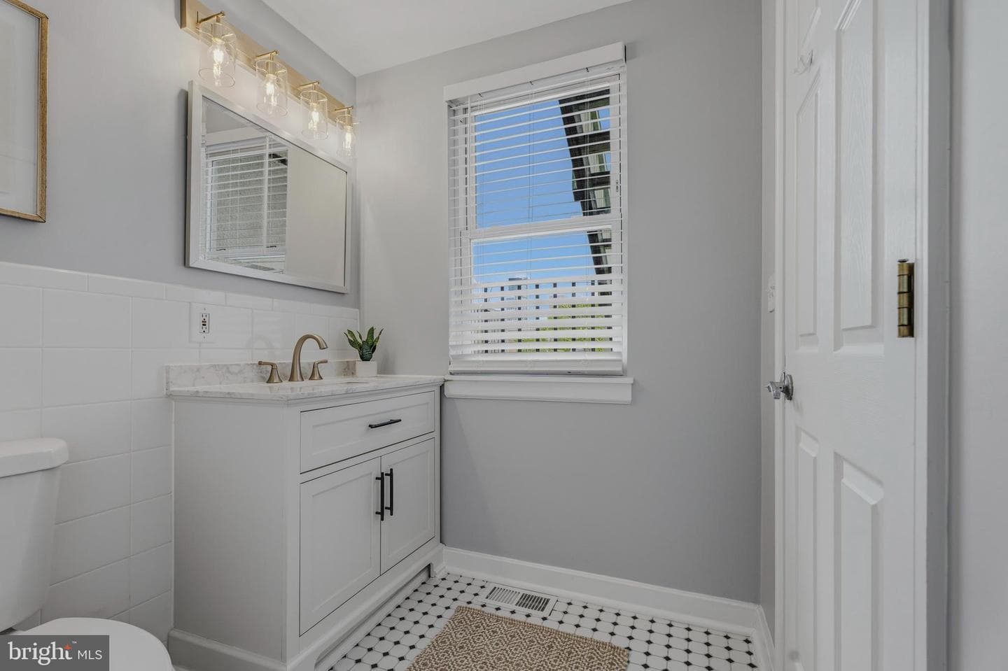 236 Cross Street E photo 21