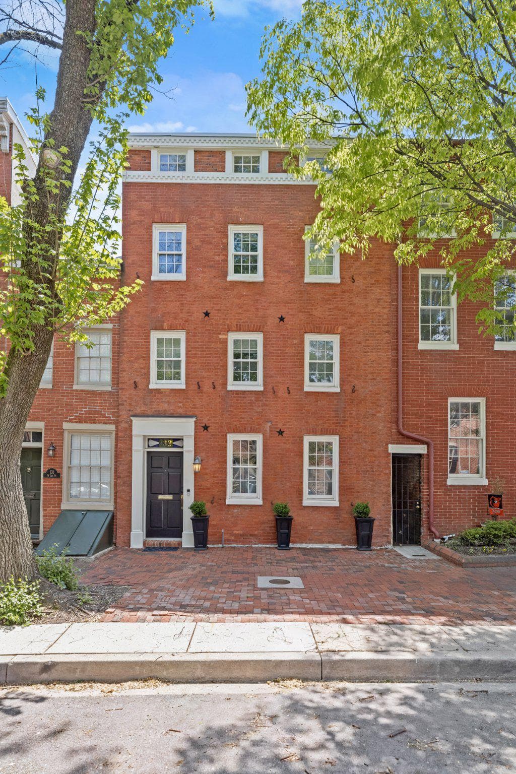 133 W Lee Street photo 4