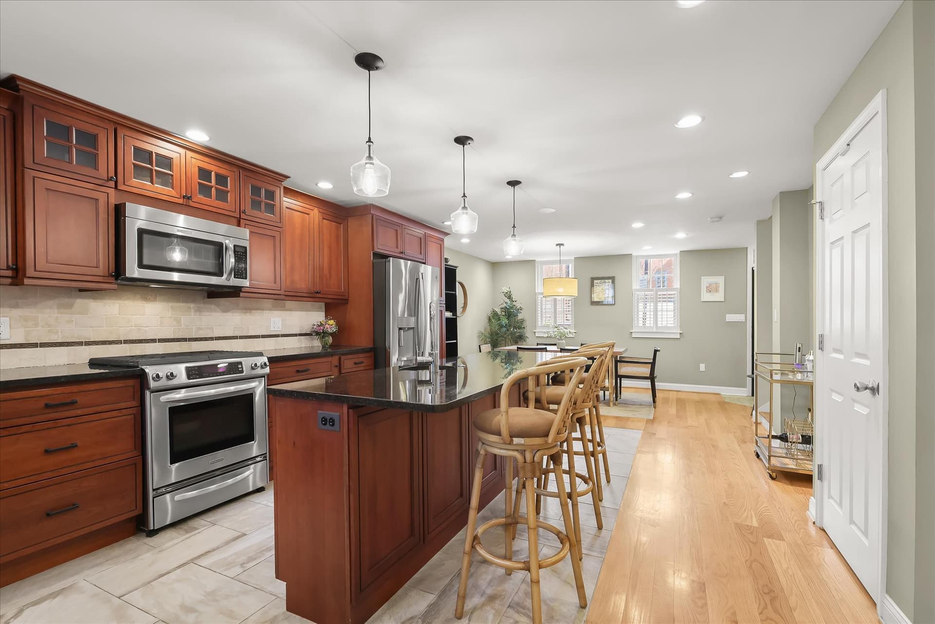 133 W Lee Street photo 8