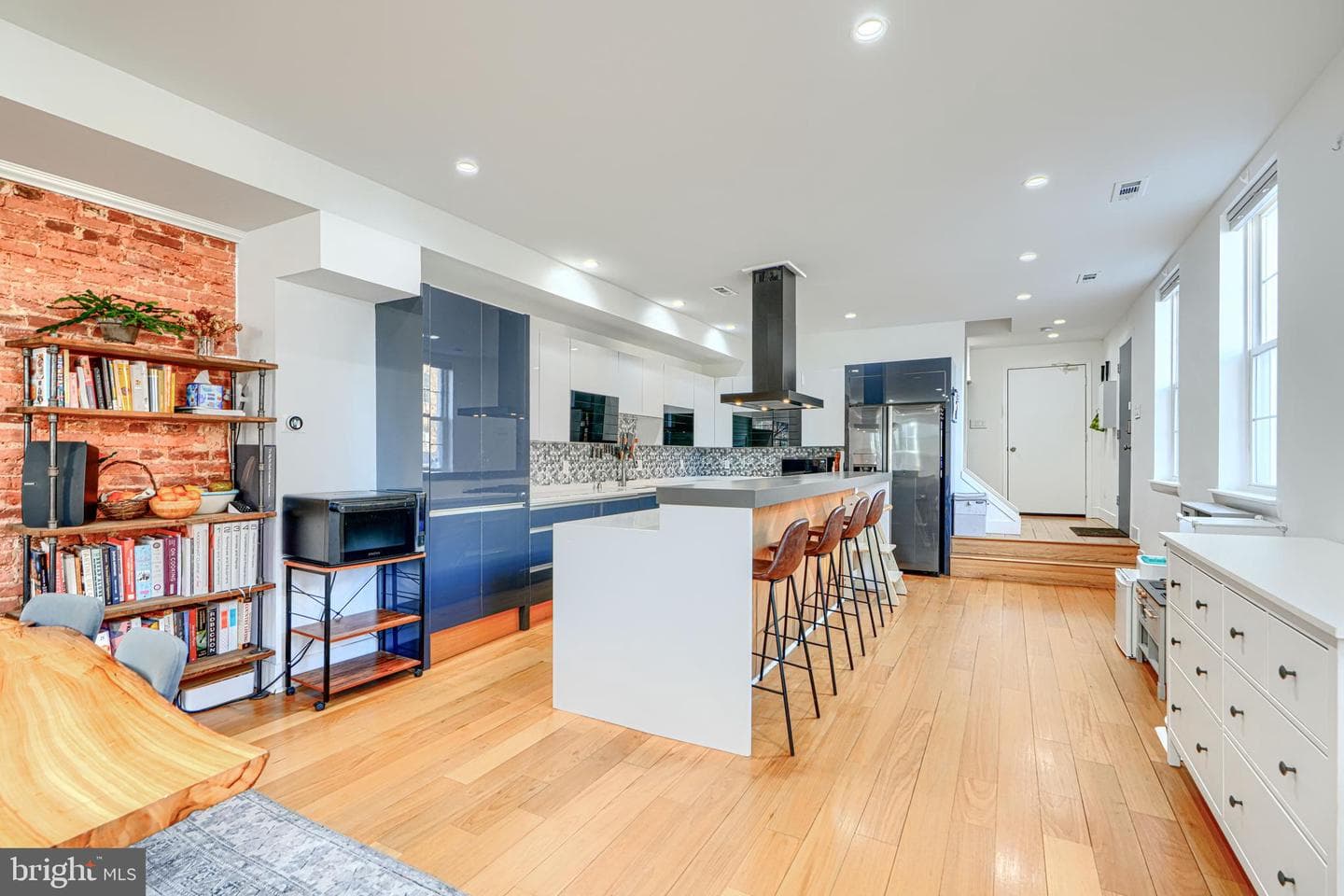 2542 Foster Avenue photo 10
