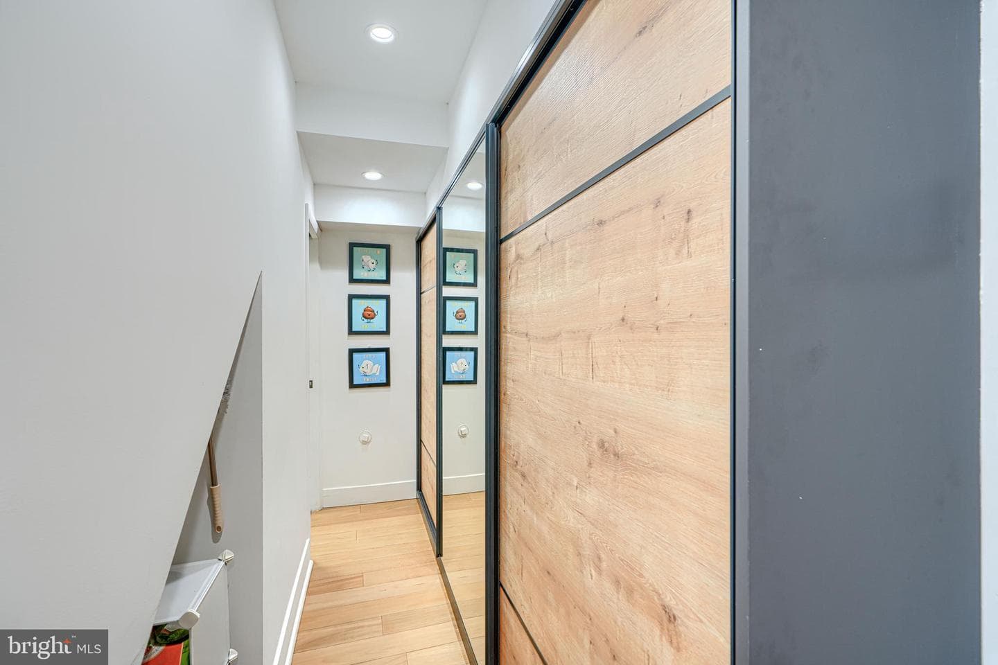 2542 Foster Avenue photo 18