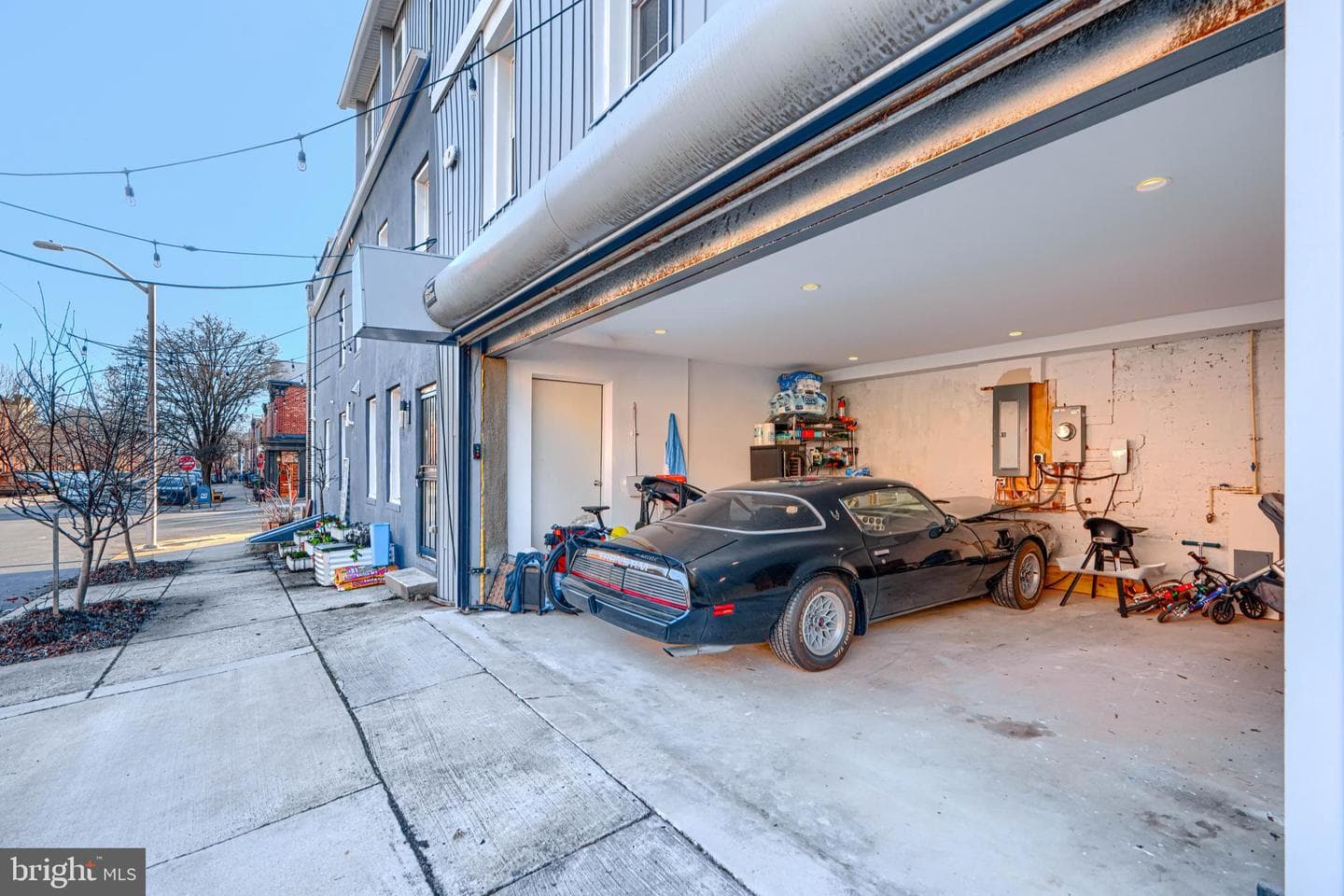 2542 Foster Avenue photo 21