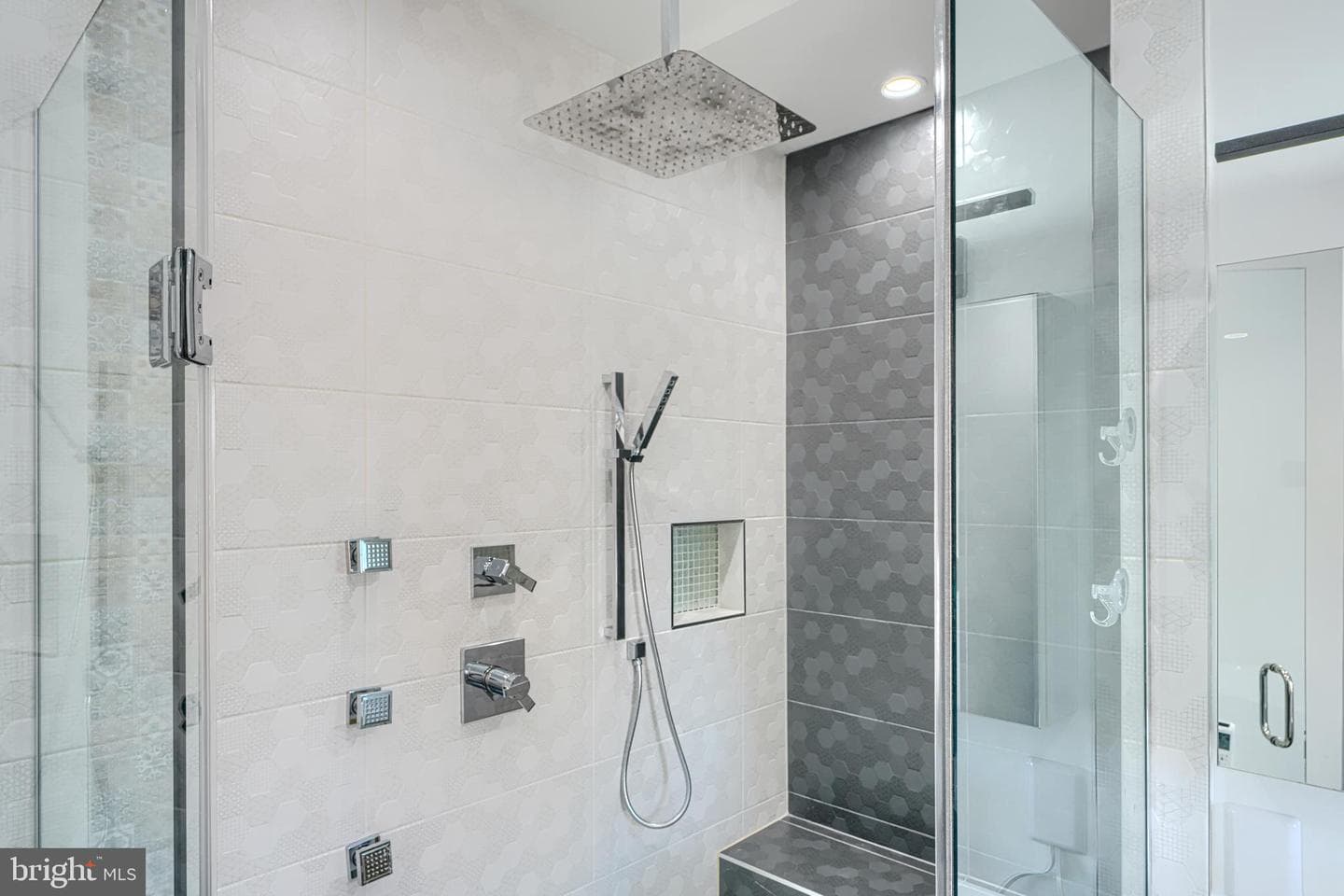 2542 Foster Avenue photo 42