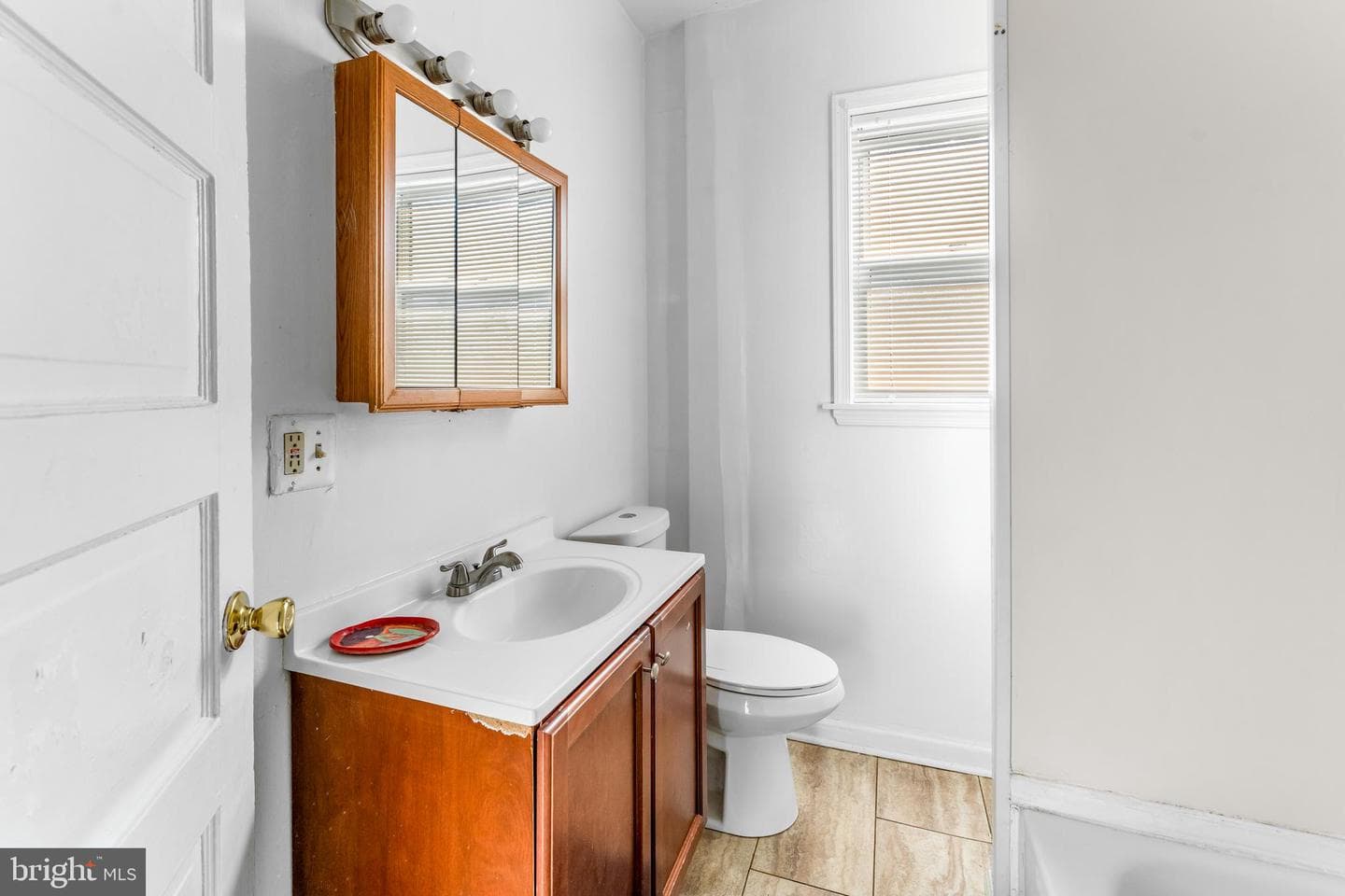 608 Tunbridge Road photo 16