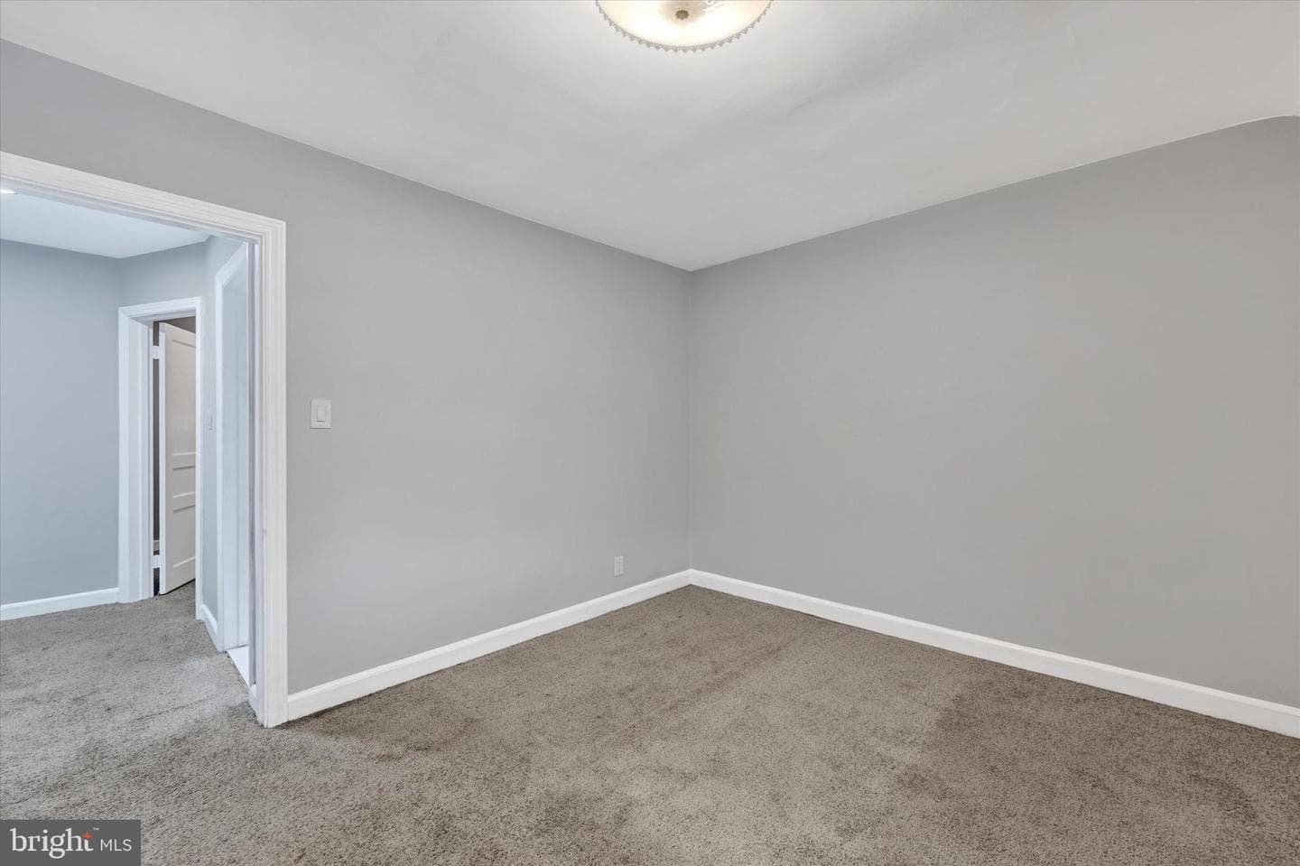 2036 Deering Avenue photo 12