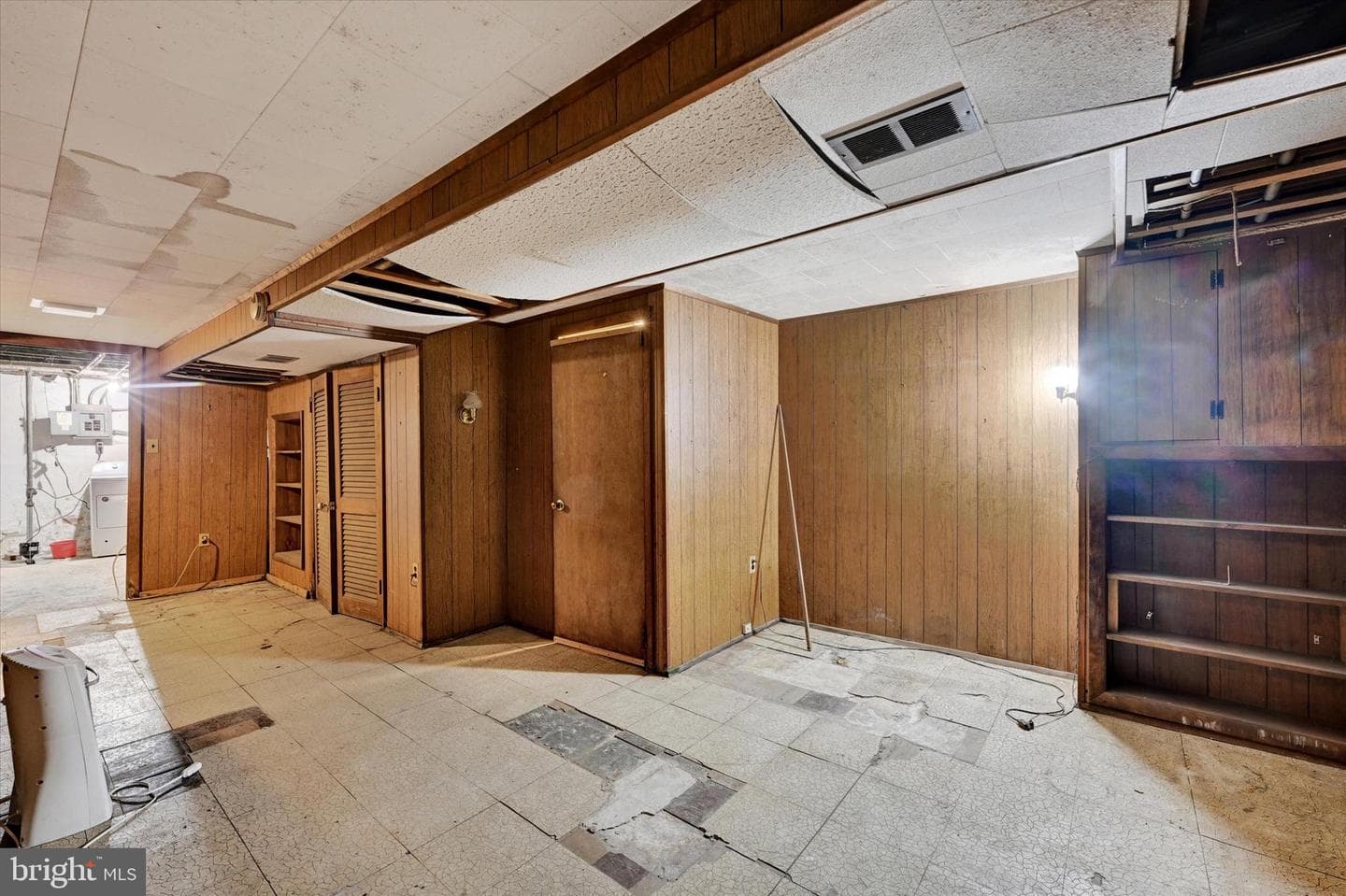 2036 Deering Avenue photo 13