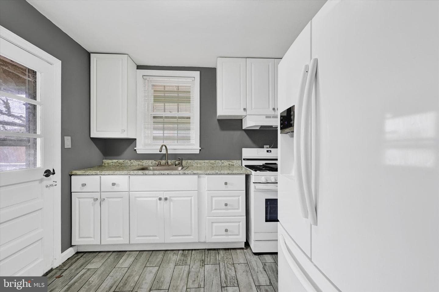 2036 Deering Avenue photo 6