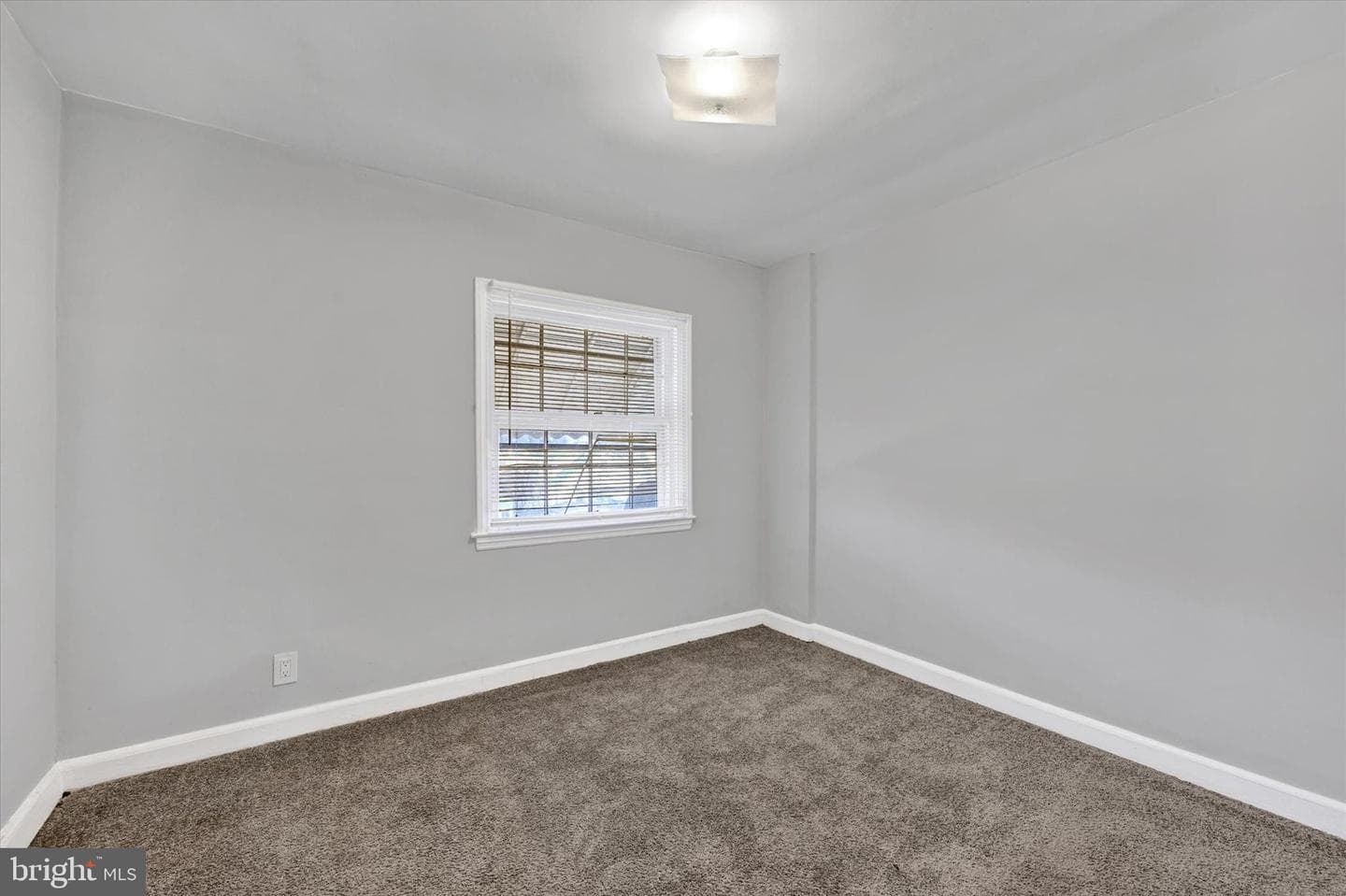 2036 Deering Avenue photo 8