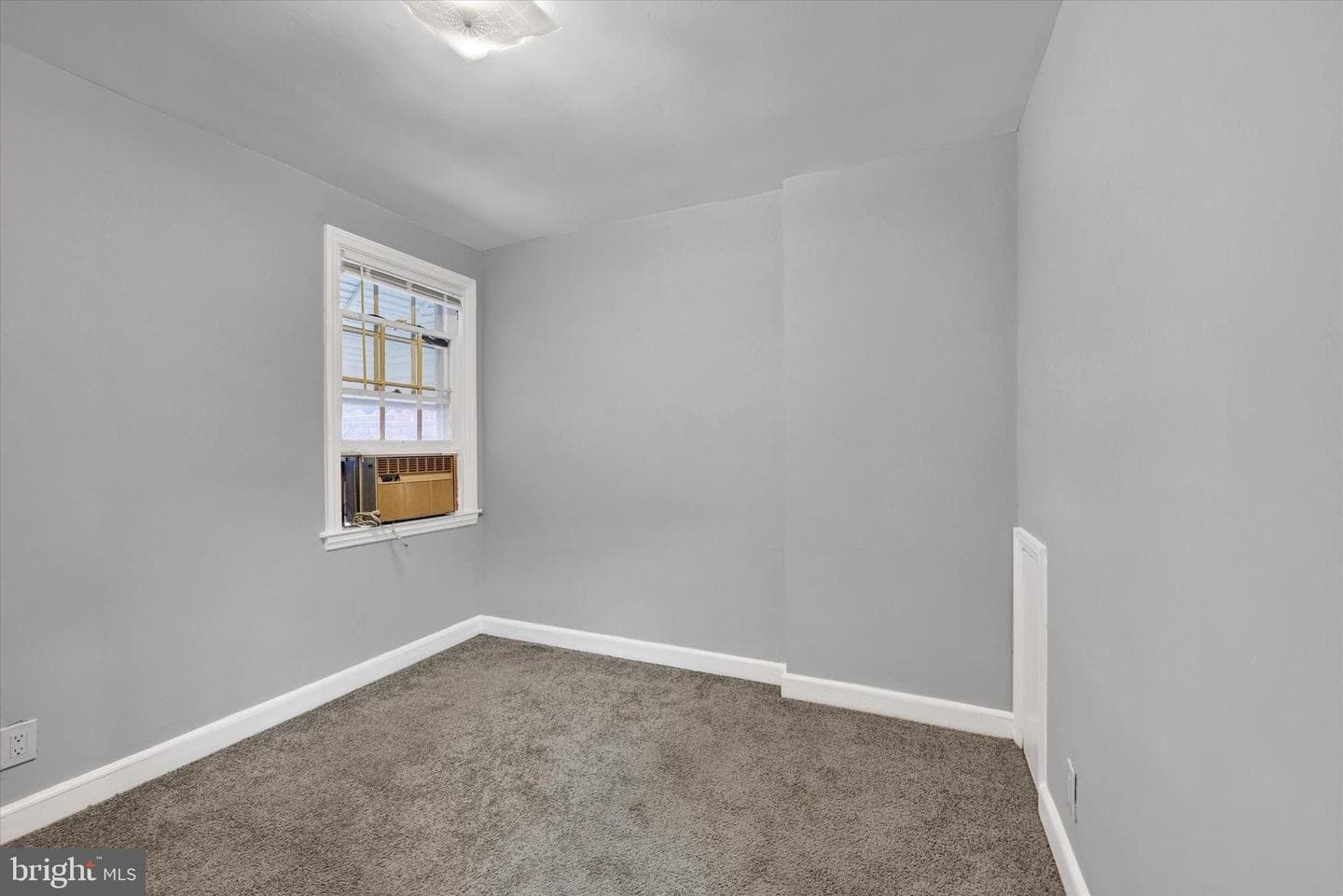 2036 Deering Avenue photo 9