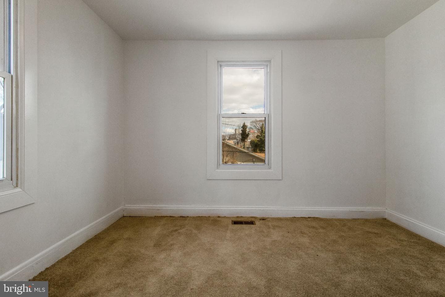 5327 Hamlin Avenue photo 11